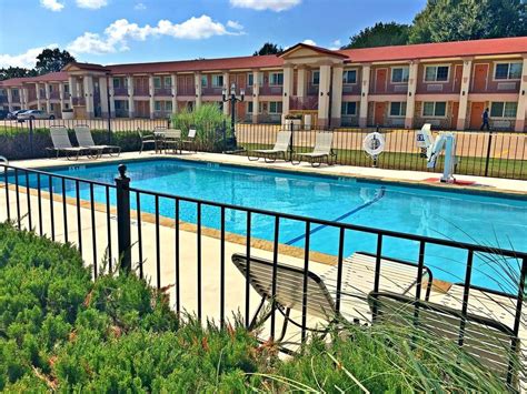 hotels in palestine tx 75801.